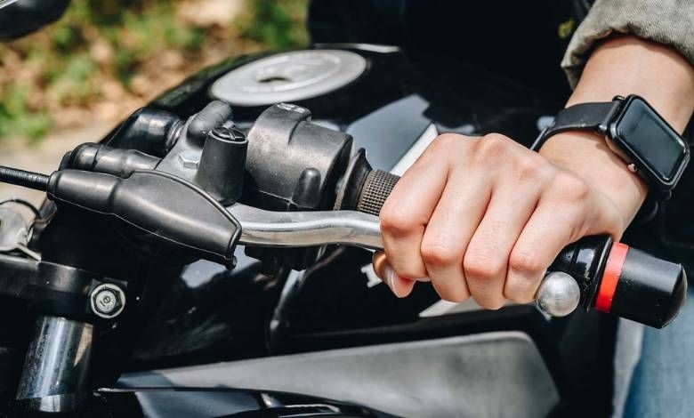 5 Easy Steps to Shift Gears on a Motorcycle feature image