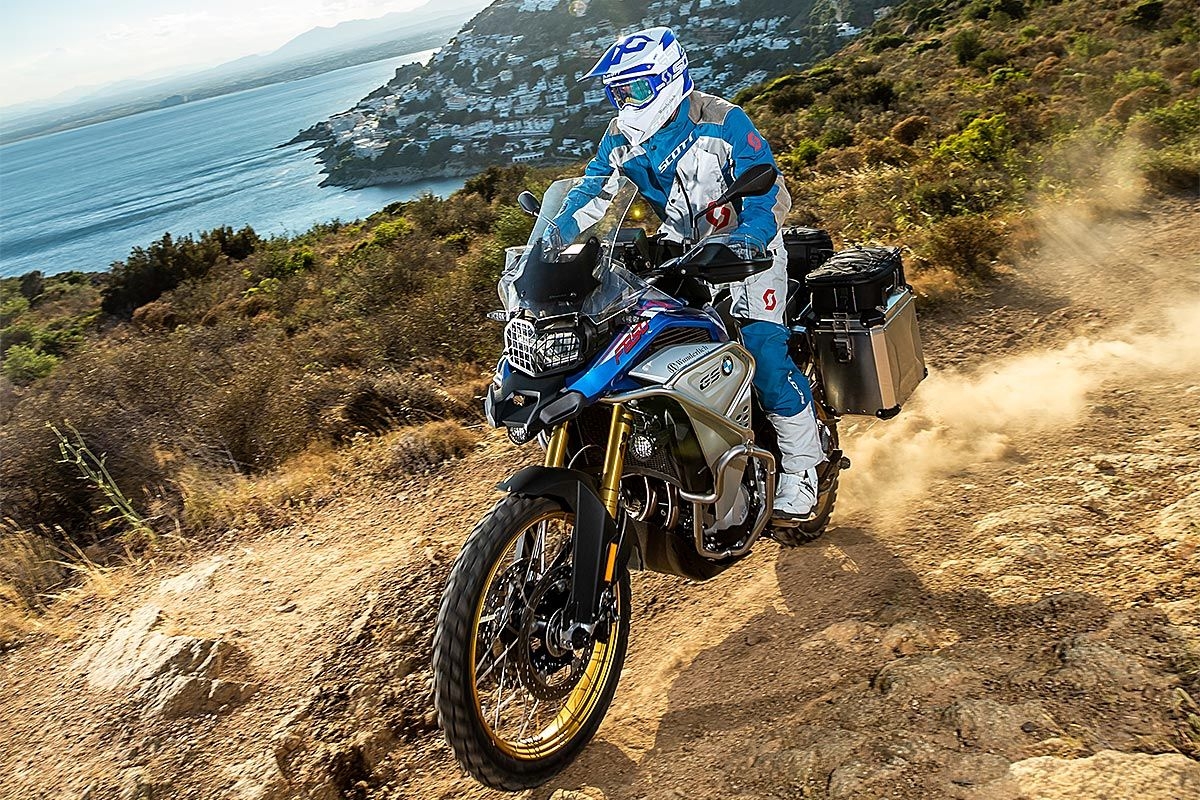 ৫ টি সেরা অ্যাডভেঞ্চার মোটরসাইকেল সম্পর্কে আলোচনা feature image