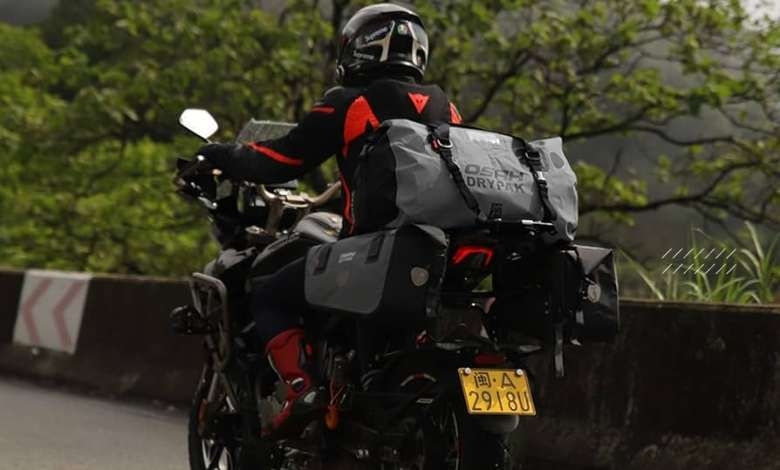 5 Smart Ways to Carry Luggage on Your Bike feature image