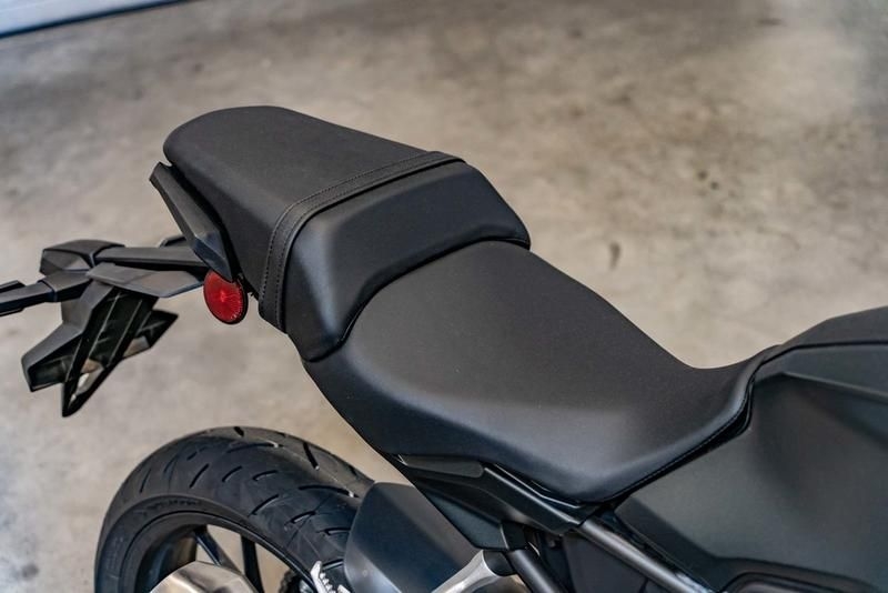 কীভাবে মোটরসাইকেলের সিটের যত্ন নিবেন? feature image