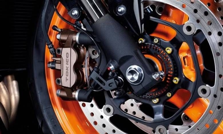 How to brake safely while riding a motorcycle feature image