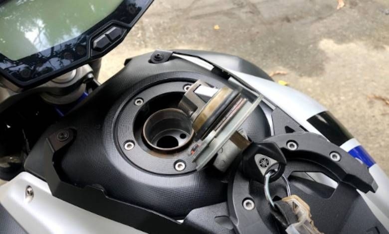 How can a biker understand that the bike is consuming too much oil? feature image