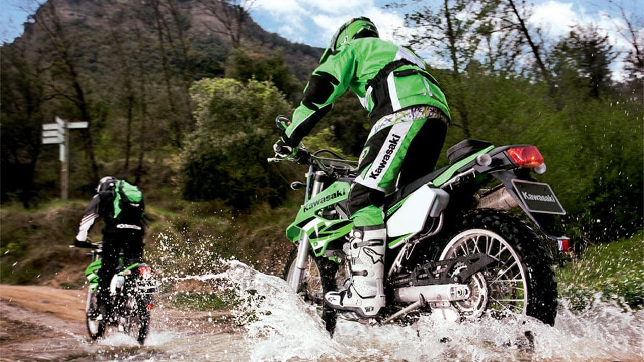 নেকেড স্পোর্টস মোটরবাইক কেন কিনবেন? feature image