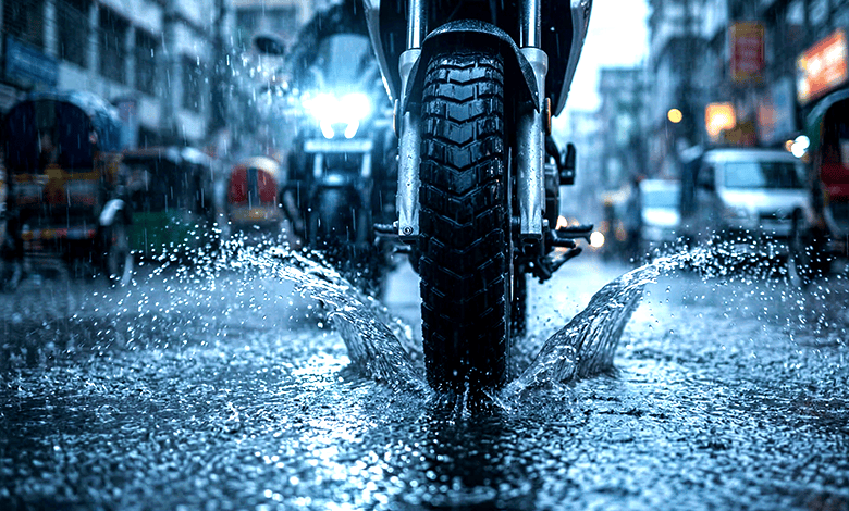 ভারী বৃষ্টিতে মোটরসাইকেল চালানোঃ প্রতিটি রাইডারের যেই নিরাপত্তা কৌশলগুলো জানা উচিত feature image