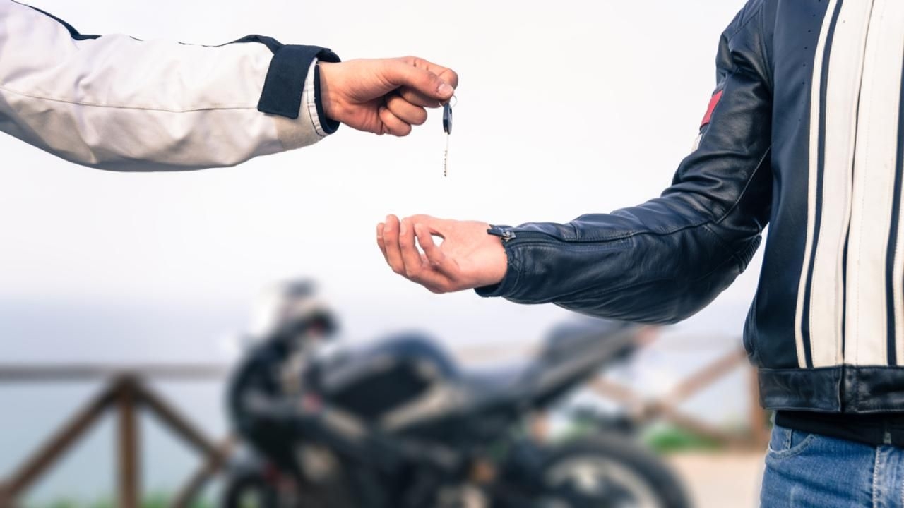 বাইকের হেড লাইট নিয়ে যত সমস্যা ও প্রতিকার feature image