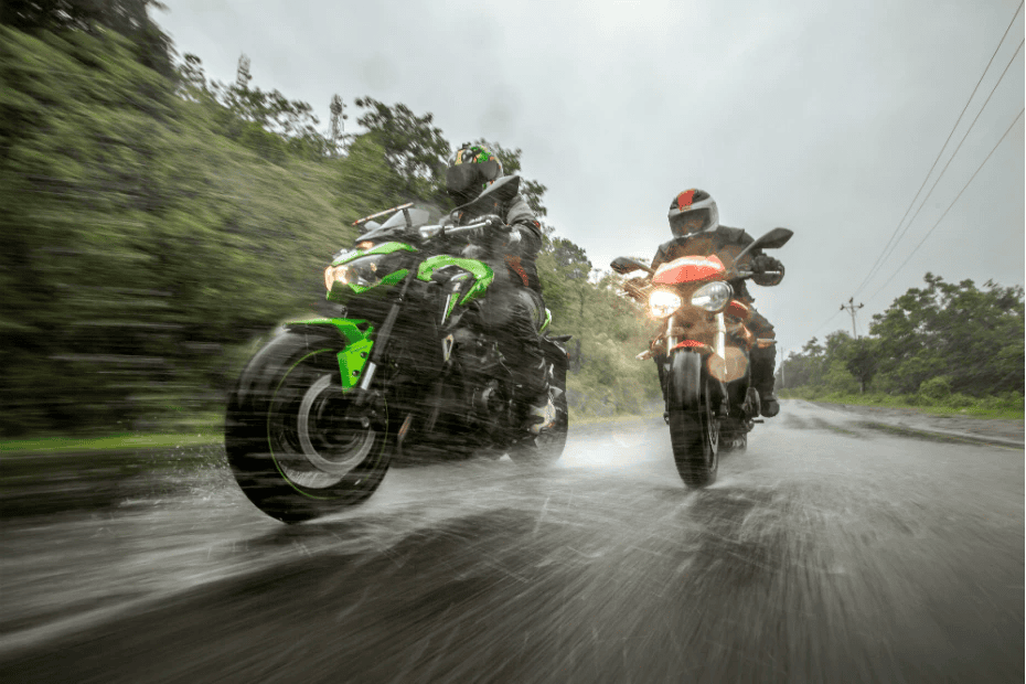 The Right Way to Ride a Motorcycle During the Rainy Season feature image