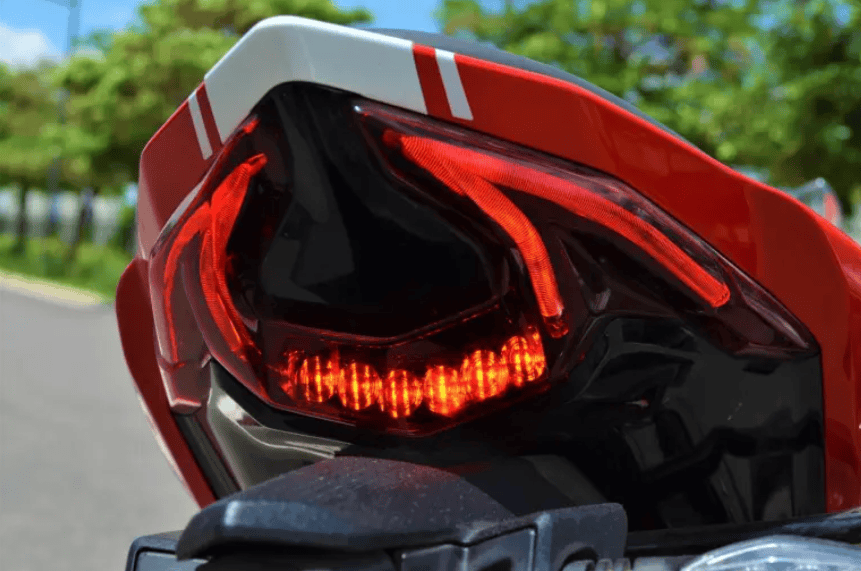 বৃষ্টিতে মোটরসাইকেল চালাবেন কীভাবে? feature image